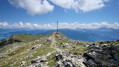 Der Königsanger wird von einem schlichten Holzkreuz geschmückt