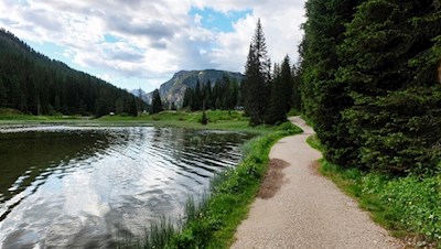 Sui sentieri pianeggianti intorno al lago di Misurina