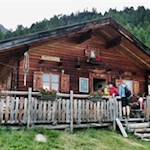 Auf 1.890 m Höhe lädt die Zirmaitalm zur Einkehr ein