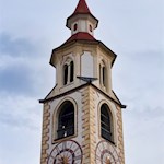 Der formschöne Kirchturm der Katharinakirche in Aufhofen