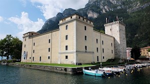 Neben-der-Scaligerburg-in-Sirmione-ist-die-Rocca-die-einzige-Wasserburg-am-See