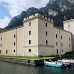 Neben-der-Scaligerburg-in-Sirmione-ist-die-Rocca-die-einzige-Wasserburg-am-See