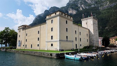 Neben der Scaligerburg in Sirmione ist die Rocca die einzige Wasserburg am See