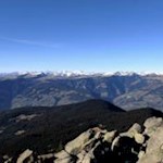Selbst das Rittner Horn, die Villanderer Alm und der mächtige Königsanger sind vom Gipfel der Außerraschötz zu erkennen