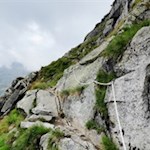 Eine leicht ausgesetzte Stelle ist mit einem Halteseil gesichert