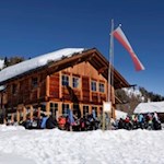 Zu Füßen des Campill lädt die Kreuzwiesenalm zur Einkehr