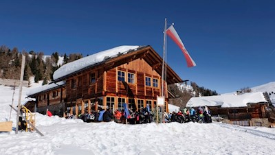 Zu Füßen des Campill lädt die Kreuzwiesenalm zur Einkehr