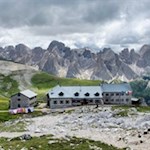 Schlernhaus mit Blick auf den Rosengarten