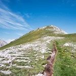 Über den grasbewachsenen Ostrücken auf den Lavinores