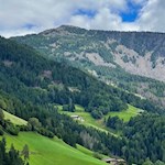 Vor uns erhebt sich die Raschötz