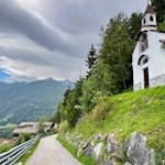 Zuletzt folgt die Wanderung einem kleinen Asphaltsträßchen