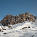 Der Wanderweg zur Faneshütte wird von schneeverhangenen Felsen umschlossen