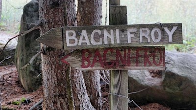 Vom Gnollhof folgt man der Beschilderung in Richtung Bad Froy