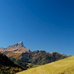 In der Ferne ragt der anmutige Peitlerkofel in den Himmel