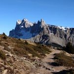 Der Weg Nr. 31 unterhalb des Gipfelkreuzes der Außerraschötz wartet mit einem atemberaubenden Blick auf die Villnösser Geisler auf