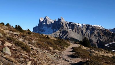Der Weg Nr. 31 unterhalb des Gipfelkreuzes der Außerraschötz wartet mit einem atemberaubenden Blick auf die Villnösser Geisler auf