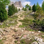 Vor der Kulisse des Averau zum Limides See