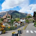 Blick auf das Mausoleum, die Pfarrkirche und Schloss Schenna