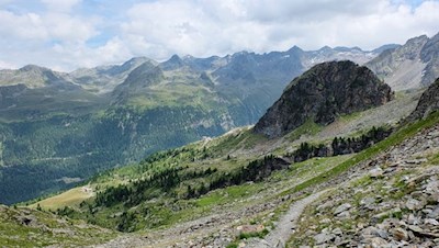 Auf schmalen Pfaden zum Malersee