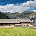 Kerschbaumeralm-vor-schöner-Bergkulisse