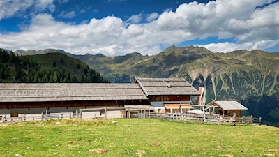 Kerschbaumeralm vor schöner Bergkulisse