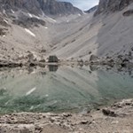 Der Pisciadusee zaubert Farbe in das unwirtliche Geröllkar