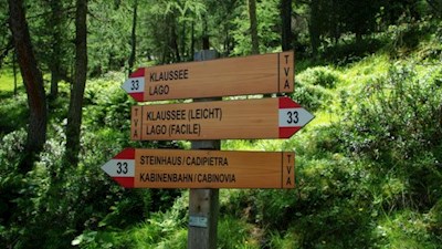 Nun muss die Entscheidung fallen: auf dem schmalen, recht steilen Pfad oder auf gemütlichem Wege zum Klaussee?