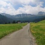 Die Seiser Alm, eine Symphonie aus weitläufigen Wiesen, urigen Almhütten und malerischen Bergkulissen