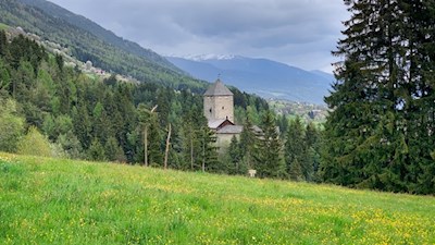 Schloss Schöneck oberhalb von Kiens