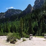 Dietro la Capanna Alpina, il sentiero conduce inizialmente quasi in piano in direzione del rifugio Scotoni