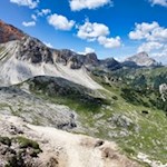 Hinter uns erheben sich die Kleine Gaisl und der Seekofel