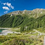 Am Westufer des Neves Stausees zweigt der Weg zur Edelrauthütte ab