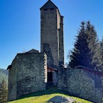 Der Bergfried der Ruine Straßberg und Teile der Ringmauer sind noch gut erhalten