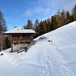 Die Wanderung zur Ochsenhütte führt durch eine idyllische Winterlandschaft