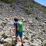 Der Weg quert einen kleinen Steinhang