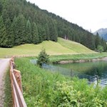 Die Wanderung zur Leach- und Schäferalm führt an einem Staubecken vorbei