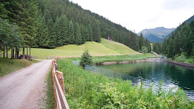 Die Wanderung zur Leach- und Schäferalm führt an einem Staubecken vorbei