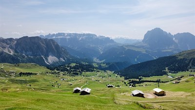 Vista dalla Seceda sulle malghe della Val Gardena, sul massiccio del Sella e sul gruppo del Sassolungo