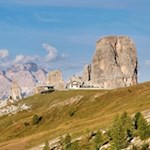 Vista all'indietro del rifugio Scoiattoli ai piedi delle Cinque Torri