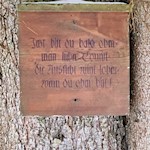 Ein etwas anderes Schild am Wegesrand...