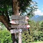 Neben Schloss Rodenegg zweigt der Yweinweg nach Mühlbach ab