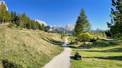 Sanft schlängelt sich der Weg von St. Kassian nach Armentarola