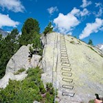 Steighilfen und Seilsicherungen erleichtern den Anstieg auf den Kreuzkofel