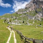 Sanft steigt der Wanderweg zur Pieralongia Hütte an