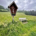 Am Wegesrand laden Bänke zur Rast ein