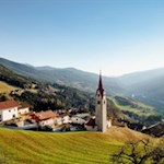 Die-in-Ketten-gelegte-Dorfkirche-von-St-Leonhard