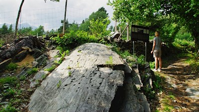 Einer der mystischen Schalensteine in der Umgebung Brixens