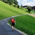 Der erste Teil der Wanderung folgt der asphaltierten Höfestraße