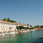 Attraverso-le-cinque-arcate-il-Mincio-scorre-dalla-citt-fortificata-di-Peschiera-del-Garda-verso-il-Po