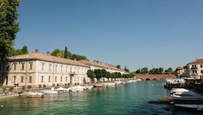 Durch die fünf Rundbögen fließt der Mincio aus der Festungsstadt Peschiera del Garda in Richtung Po